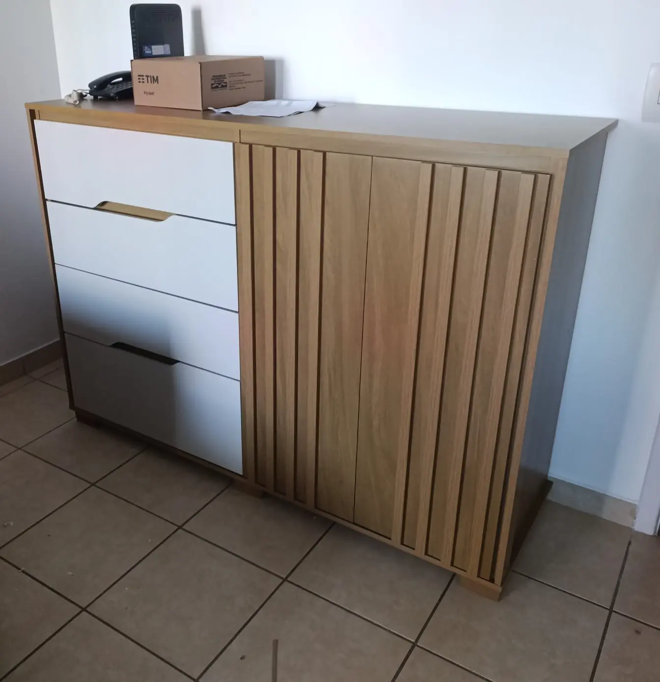 Montagem de cômoda com gavetas alinhadas em Goiânia: Cliente satisfeita com o zelo e acabamento - Ideal Montagens