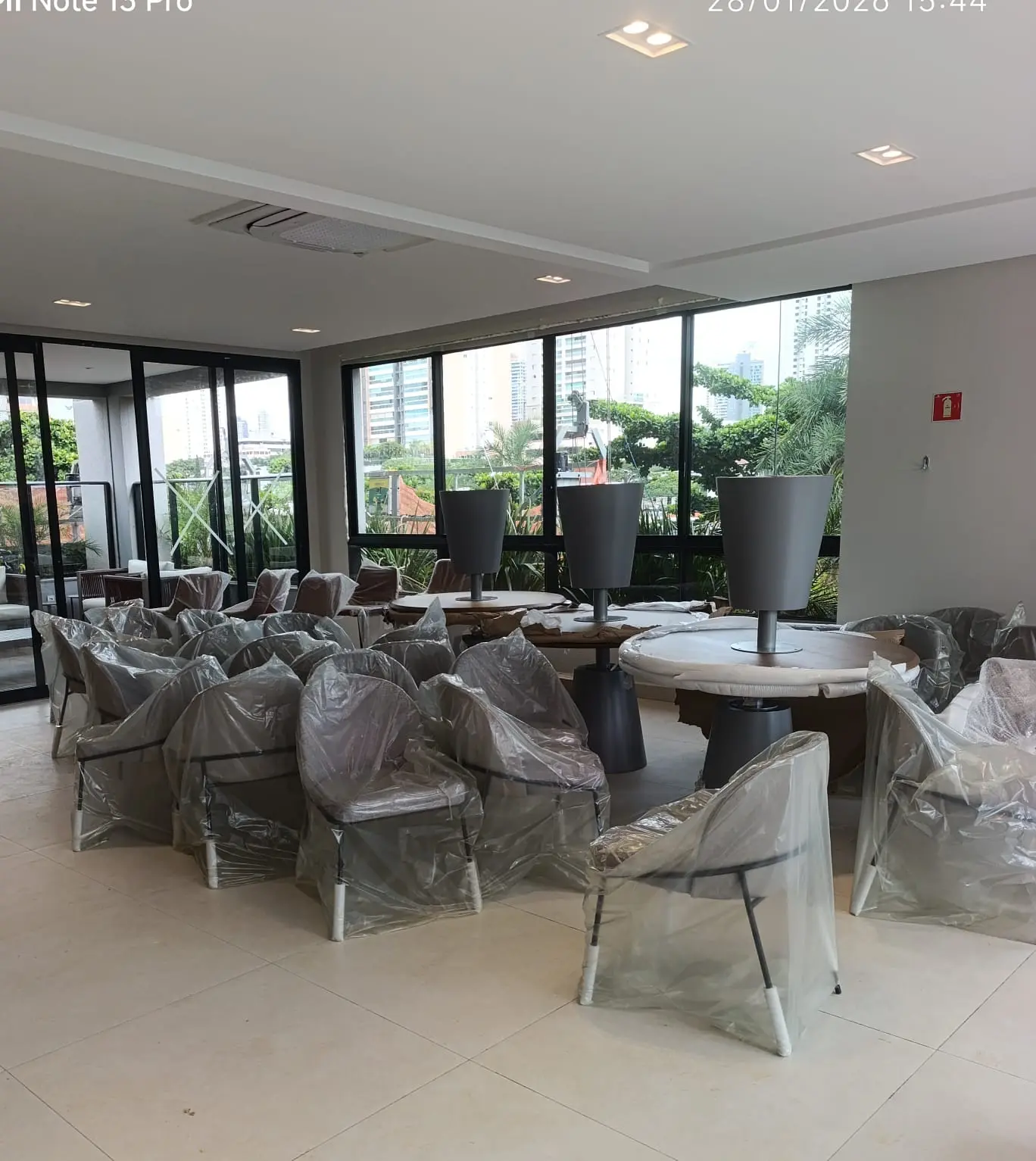 Sua empresa não pode parar. Na Ideal Montagens, garantimos a montagem rápida e alinhada de estações de trabalho, mesas de reunião e arquivos..