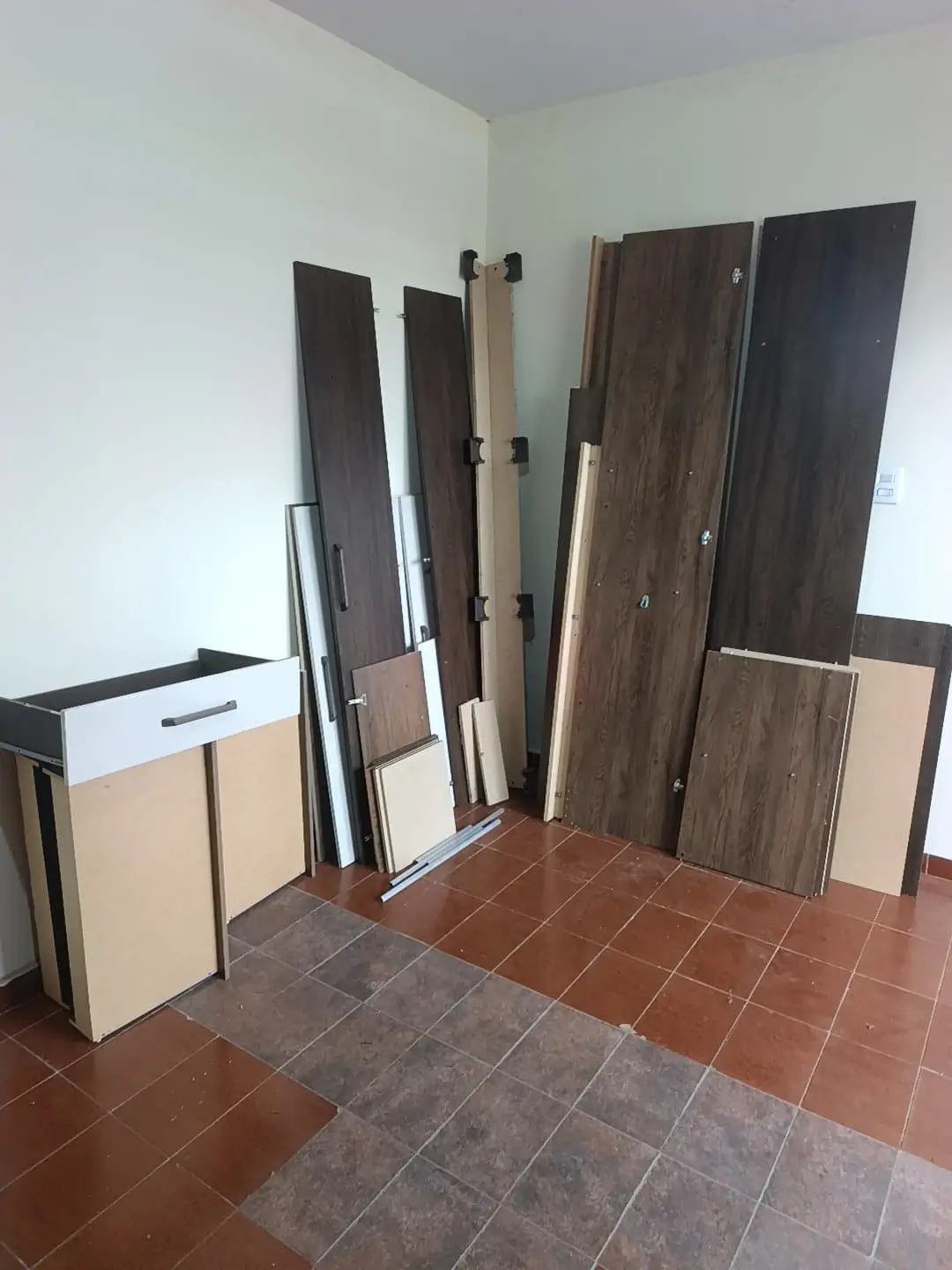 Desmontagem profissional de guarda-roupa para mudança no Setor Central. Tudo organizado - Ideal Montagens