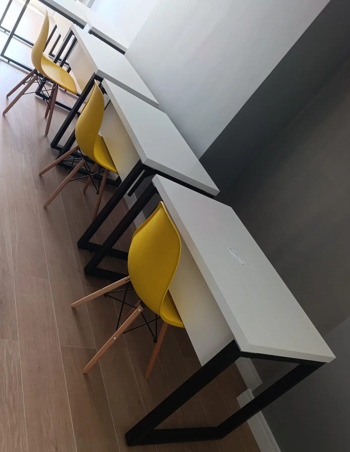  Montagem de mesas e estações de trabalho concluída no Setor Marista. Escritório pronto