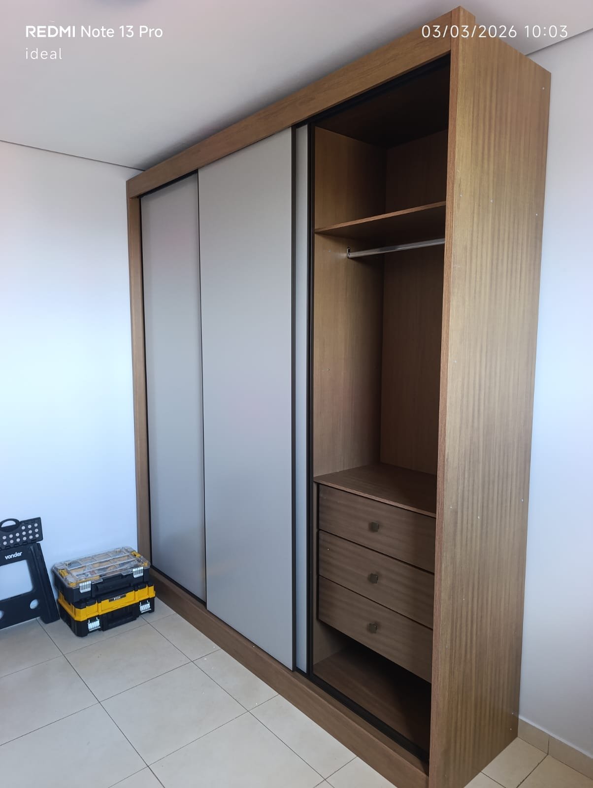  Montagem de mesas e estações de trabalho concluída no Setor Marista. Escritório pronto